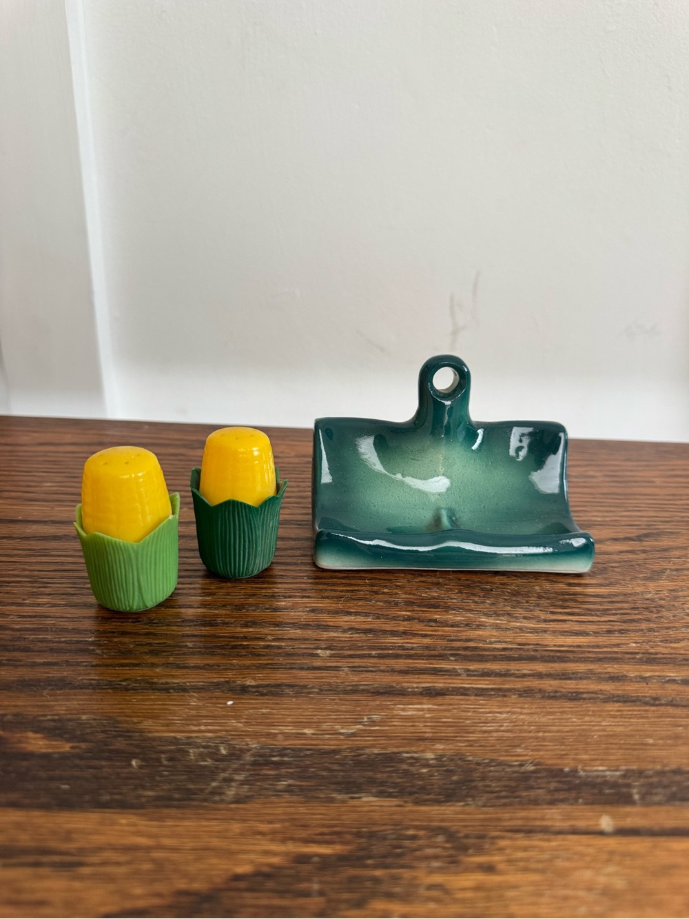 Retro Ceramic Soap Dish & Corn-Shaped Salt Pepper Shakers - Green & Yellow